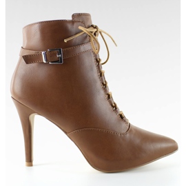 Bottes lacées devant NY-33 Camel brun