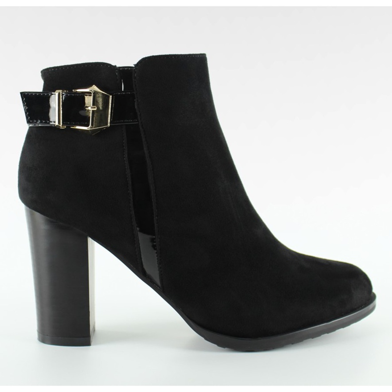 Bottes en daim avec une ceinture noire le noir