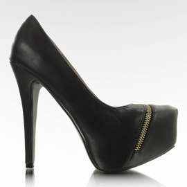 Pompes sur la plate-forme U429 noir le noir