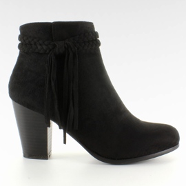 Bottes avec une tresse noire délicate le noir