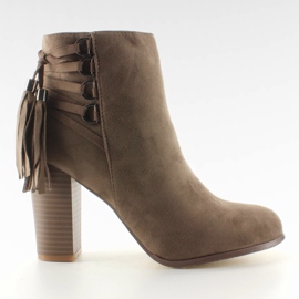 Bottines bien faites sur le talon stable kaki