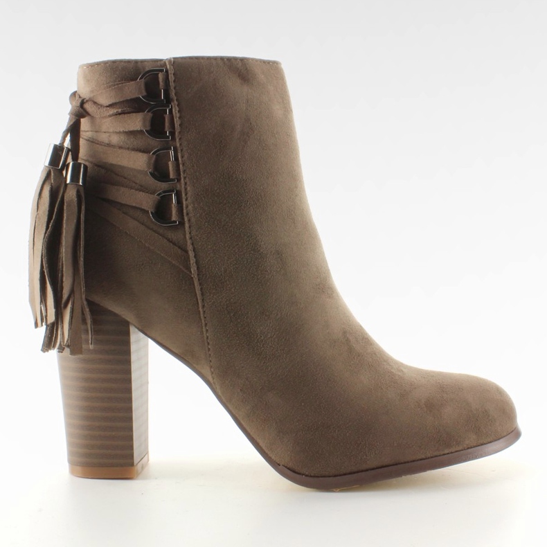 Bottines bien faites sur le talon stable kaki