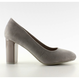 Escarpins en daim sur un pilier gris M265