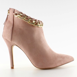 Bottes sur une épingle avec une chaîne de daim rose
