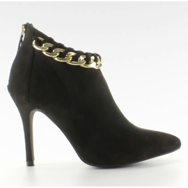 Bottines avec une chaîne en daim noir le noir