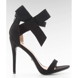Sandales sur une broche avec un arc noir le noir