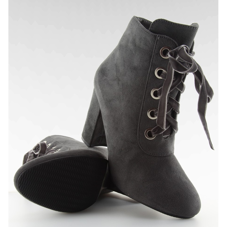 Bottes grises grises à talons larges