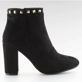 Bottes noires à talons hauts avec clous noirs le noir