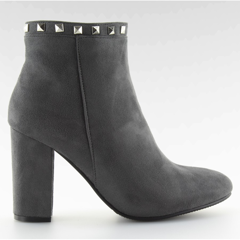 Bottes à talons grises et grises à clous
