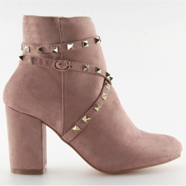 Talons hauts avec des clous roses