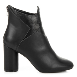 Vices Bottes sur un poteau le noir