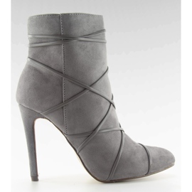 Bottes grises en daim gris sur un talon aiguille