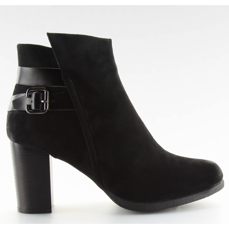 Bottes noires sur un talon stable le noir