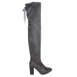 Juliet Bottes attachées sur un poteau gris