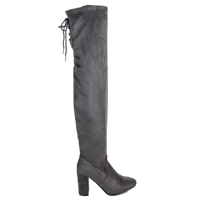 Juliet Bottes attachées sur un poteau gris