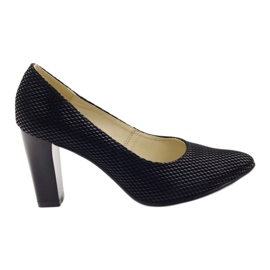 Pompes Noires Sur Une Barre 138