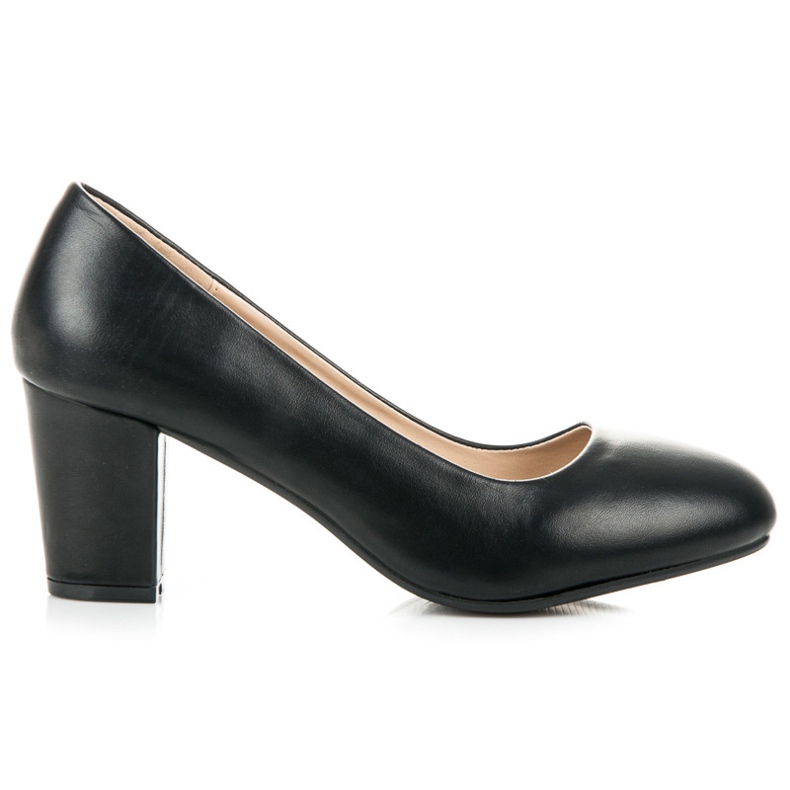 Escarpins sur le poteau le noir