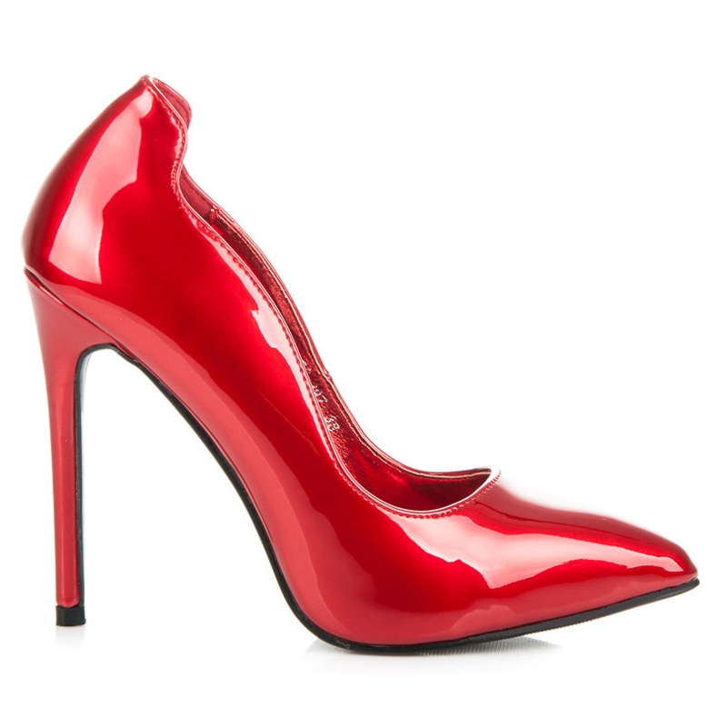 Via Giulia  Épingles métalliques dans un Spitz rouge