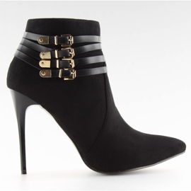 Bottes noires sur un Ys20-1 noir