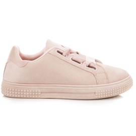 Baskets en daim nouées par un ruban rose