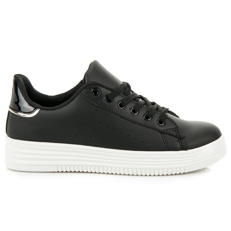 Baskets noires sur la plateforme le noir