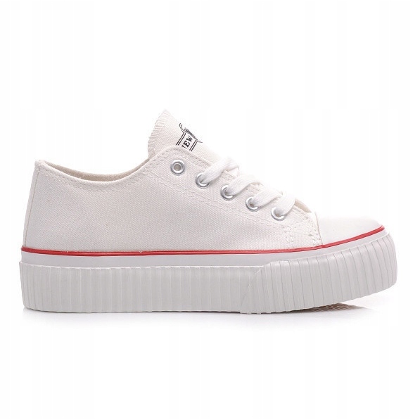 New Age Des baskets sur la plate-forme comme des creepers blanche