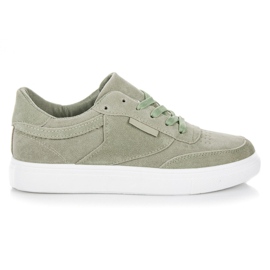 Baskets sur la plateforme vert