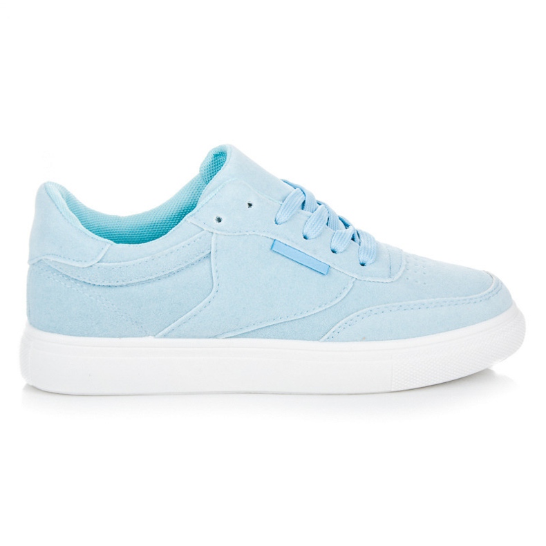 Baskets sur la plateforme bleu