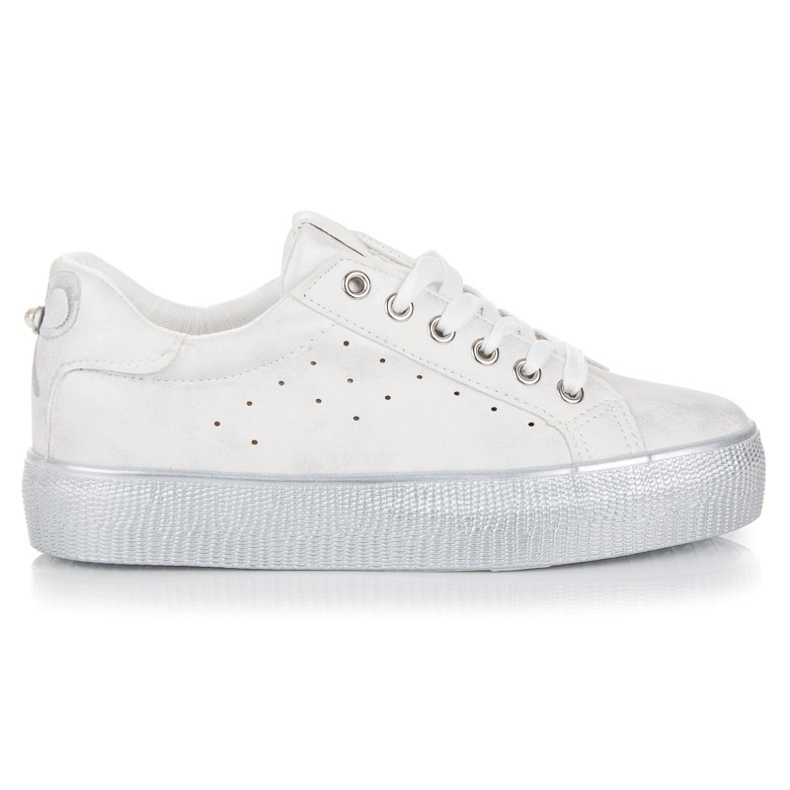 Des baskettes blanches