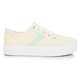 Kylie Baskets sur la plate-forme jaune