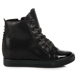 Baskets noires sur un coin le noir