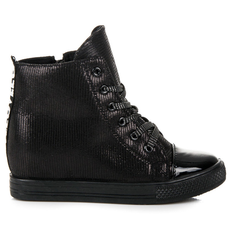 Baskets noires sur un coin le noir