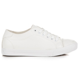 Des baskettes blanches
