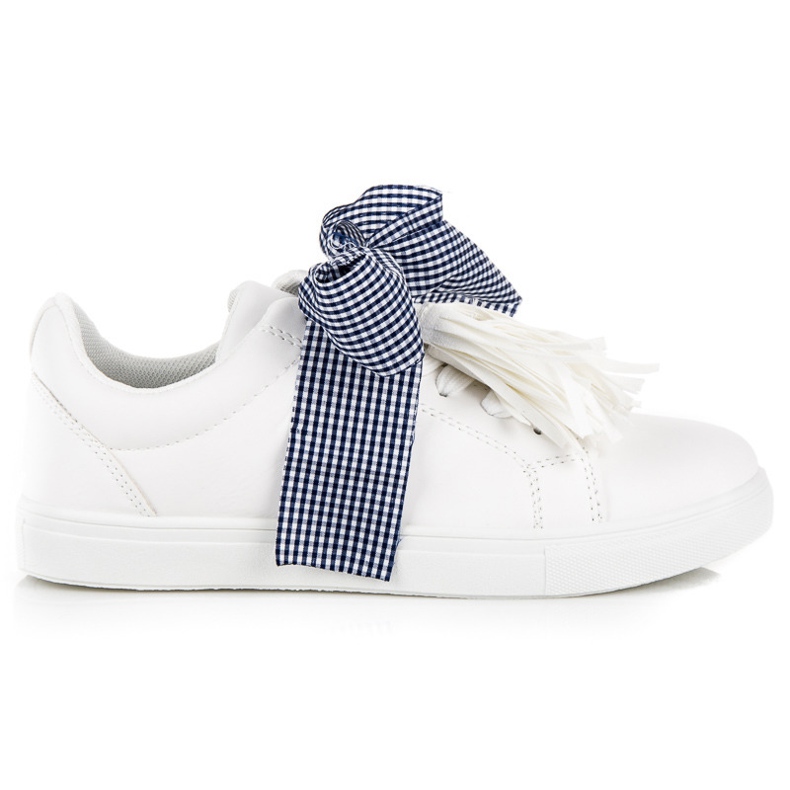 Baskets nouées avec un nœud blanche