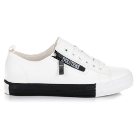 Baskets sur la plateforme blanc
