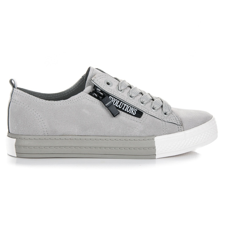 Baskets sur la plateforme gris