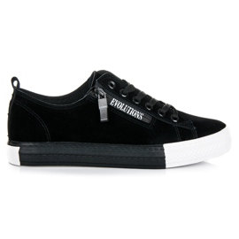 Baskets en daim sur la plateforme noir