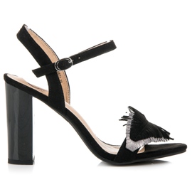 Kylie Boho sandales sur un bar noir