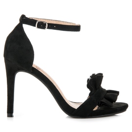 Kylie Sandales sur un talon haut avec un volant noir