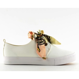 Baskets lacées d'un ruban blanc