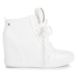 Vices Baskets attachées avec un ruban blanc