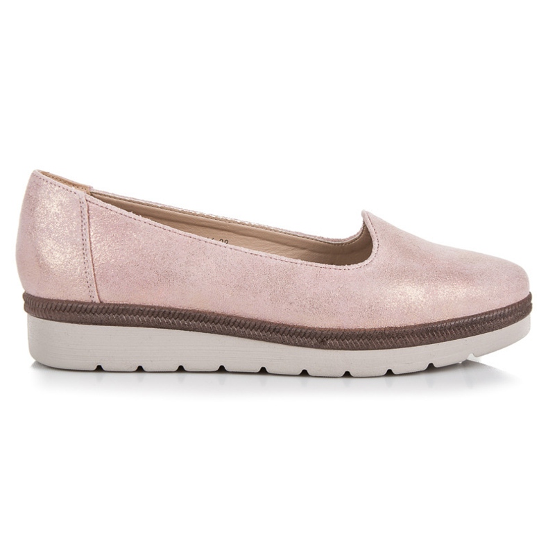 Vinceza Lordsy sur la plate-forme rose