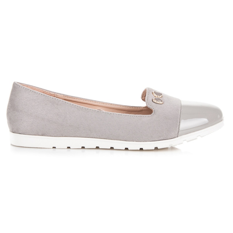 Vinceza Lordsy avec un orteil verni gris Vinceza Lordsy avec un orteil verni gris