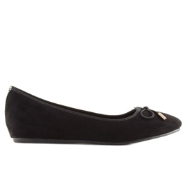 Ballerines noires sur un coin noir caché le noir