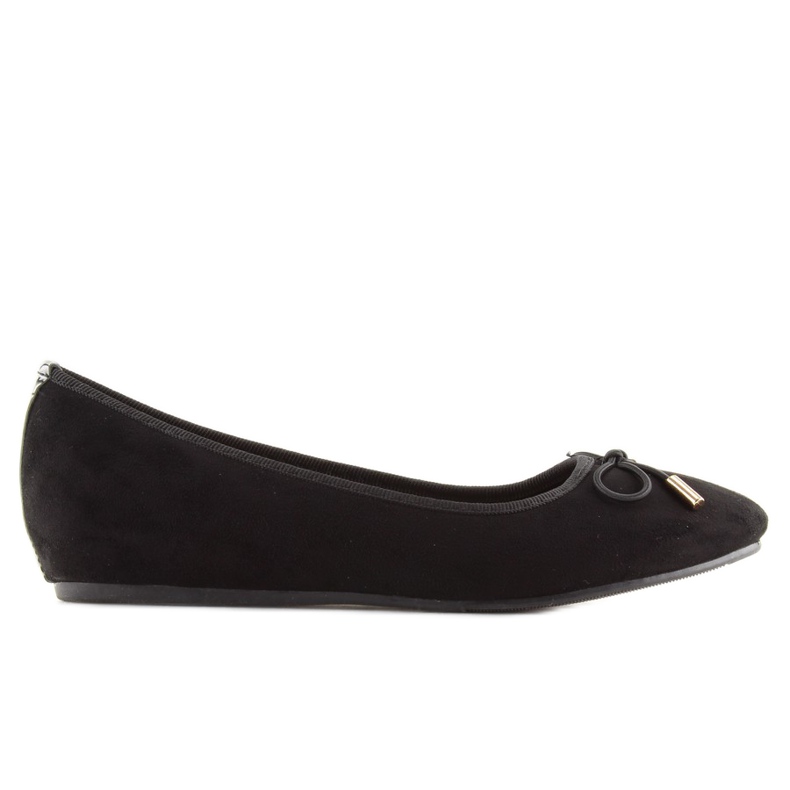 Ballerines noires sur un coin noir caché le noir
