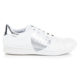 Baskets blanches avec un coeur