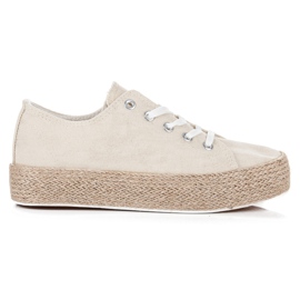 Espadrilles beiges sur la reliure