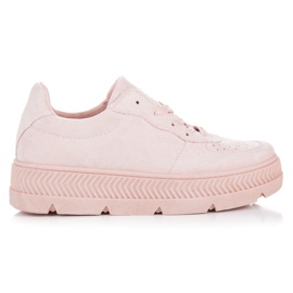 Baskets en daim sur la plateforme rose