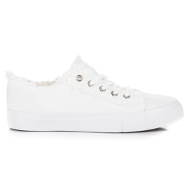 Des baskettes blanches
