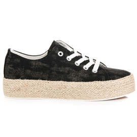 Espadrilles noires sur la reliure le noir